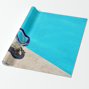Blauwe zwembril nabij zwembad overdag cadeaupapier