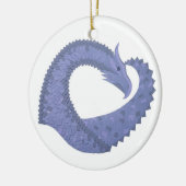 Blauwgrijze hartdraak op wit keramisch ornament (Links)