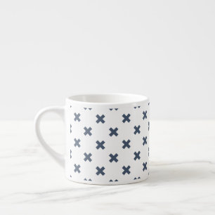 Blauwgrijze kruisstiften op wit espresso kop