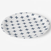 Blauwgrijze kruisstiften op wit papieren bordje (Gekanteld)