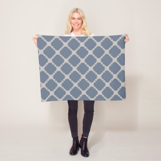 Blauwgrijze quatrefolie fleece deken (In situ)