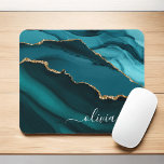 Blauwgroen Aqua Blue Green Agate Geode Gold Monogr Muismat<br><div class="desc">Blauwgroen Aqua Blue Green en Gold Foil Agate Geode Monogram Prachtige Elegant Script Name Mousepad (muispad). Dit maakt de perfecte zoete 16, 13th, 15th, 16th, 18th, 21th, 30th, 40th, 50th, 60th, 70th, 80th, 90th, 100th verjaardag, bruiloft, vrijgezellenfeest, verjaardag, terug naar school, baby shower, afstuderen of bachelorette party geschenk voor iemand...</div>