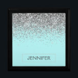 Blauwgroen Aqua Blue Silver Glitter Girly Monogram Cadeaudoosje<br><div class="desc">Aqua Blue Blauwgroen en Silver Sparkle Glitter Monogram Naam Sieraden Keepsake Box. Dit maakt het perfecte afstuderen,  verjaardagscadeau,  bruiloft,  vrijgezellenfeest,  jubileum,  baby shower of vrijgezellenfeest cadeau voor iemand die houdt van glamoureuze en chique stijlen.</div>