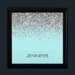 Blauwgroen Aqua Blue Silver Glitter Girly Monogram Cadeaudoosje<br><div class="desc">Aqua Blue Blauwgroen en Silver Sparkle Glitter Monogram Naam Sieraden Keepsake Box. Dit maakt het perfecte afstuderen,  verjaardagscadeau,  bruiloft,  vrijgezellenfeest,  jubileum,  baby shower of vrijgezellenfeest cadeau voor iemand die houdt van glamoureuze en chique stijlen.</div>