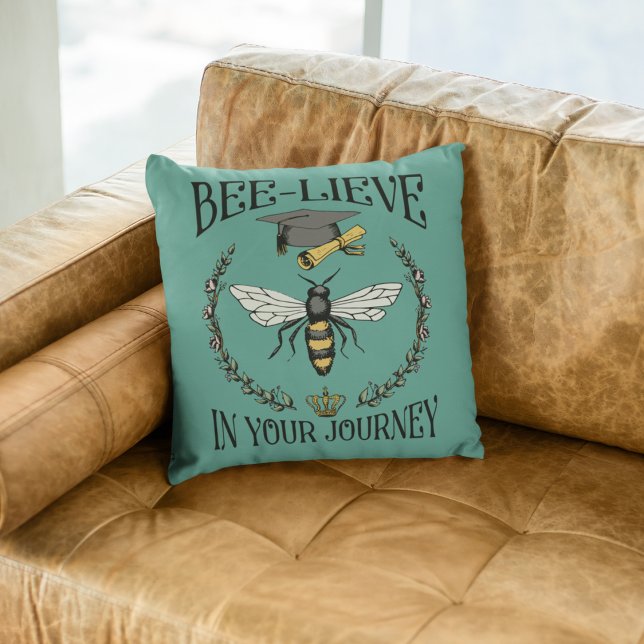Blauwgroen Bijenleven in Uw Reis Afstuderen Keepsa Kussen (Trendy Teal "Bee-lieve in Your Journey" Hand-drawn Graduation Art with Custom Photo & Text on back.)