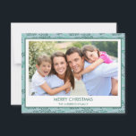 Blauwgroen Blauw Bladpatroon Eenvoudig Vrolijk Ker Feestdagenkaart<br><div class="desc">Blauwgroen Blauw en Mint Green Leaf Pattern Eenvoudige Vrolijke Kerstvakantie Fotokaart. Het afbeelding en de familienaam kunnen worden vervangen op deze eenvoudige en elegante Pastel Greenery Christmas Photo Card.</div>