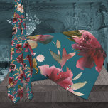 Blauwgroen blauw en Bourgogne roze pink Peony Wedd Stropdas<br><div class="desc">Een bruine en roze bruiloft met een stropdas met waterverf geverfde frambozenroze, rode bruine pinda's met diepe groene, roze en perzikgroen tegen een diep blauwgroen blauwe achtergrond. De achtergrondkleur op dit stropdas kan in het Hulpmiddel van het Ontwerp in om het even welke kleur of schaduw van uw keus worden...</div>