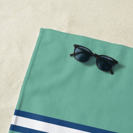 Blauwgroen blauw gestreepte nautische bootnaam zei strandlaken (In situ)