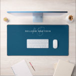 Blauwgroen blauw minimalistisch monogram bureaumat<br><div class="desc">Blauwgroen Blue Minimalist Monogram Desk Mat in script en eenvoudig lettertype.</div>