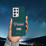 Blauwgroen Blauw Roze Dream Winged Heart Inspirere Samsung Galaxy Hoesje<br><div class="desc">Deze  telefoonzaak zal u en degenen om u heen inspireren om "je dromen te herinneren". Verouderde diepe blauwgroen achtergrond met roze typografie. Een roze hart met engel vleugels in tattoo stijl. Voeg jouw naam toe om het uw eigen te maken.</div>