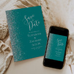 Blauwgroen Blauw Zilver Glitter Save the Date Aankondiging<br><div class="desc">De linkerrand van deze elegante moderne bruiloft bewaart de datumkaart met een zilveren faux glitter rand. De aanpasbare tekst combineert zilvergrijs handschrift,  koperplaat en cursieve lettertypen op een blauwgroen blauwe achtergrond. De achterzijde is voorzien van een bijpassend blauwgroen en zilver design.</div>