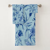 Blauwgroen Blauwe bloemen op een beeldhouwtextuur  Bad Handdoek (Insitu)