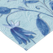 Blauwgroen Blauwe bloemen op een beeldhouwtextuur  Tafelkleed (Gekanteld)