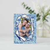 Blauwgroen Blauwe bloemen op een getextureerde ach Aankondigingskaart (Staand voorkant)