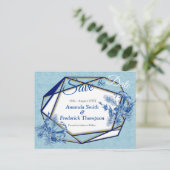 Blauwgroen Blauwe bloemen op een getextureerde ach Aankondigingskaart (Staand voorkant)