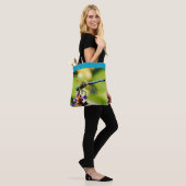 Blauwgroen blauwe dragonfly paarse bloemen vijver  tote bag (Op model)