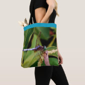 Blauwgroen blauwe dragonfly paarse bloemen vijver  tote bag (Dichtbij)