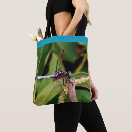 Blauwgroen blauwe dragonfly paarse bloemen vijver  tote bag (Dichtbij)