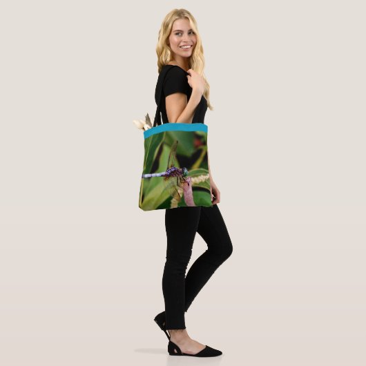 Blauwgroen blauwe dragonfly paarse bloemen vijver  tote bag (Op model)