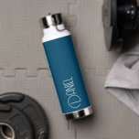 Blauwgroen Blauwe Moderne Typografie Gepersonalise Waterfles<br><div class="desc">Trendy,  vacuüm geïsoleerde waterfles met een gepersonaliseerde naam in witte,  moderne typografie op een blauwgroen blauwe achtergrond. Personaliseer de fles door de naam naar wens te bewerken en te vervangen door uw eigen naam. Perfect voor een verjaardagscadeau,  bruiloftsgeschenk,  enz. Kies uw waterfles stijl. Kies uw waterfles stijl.</div>