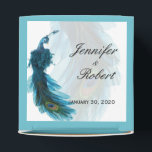Blauwgroen Blauwe Peacock Pluim Bruiloft Favor Box Bedankdoosjes<br><div class="desc">Dit mooie en elegante ontwerp, genaamd Blauwgroen Blue Peacock Plume Wedding, heeft een heldere witte achtergrond met een blauwgroen rand. Op de achtergrond is een bleke pauwenstaartveer met een volledige pauwenillustratie in de rechterbenedenhoek. Dit zou perfect zijn voor uw bruiloft of evenement! Deze set heeft uitnodigingen, bewaar de datumkaarten, antwoordkaarten,...</div>
