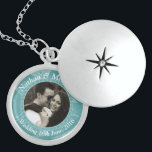 Blauwgroen Bloemen Custom Foto Bruiloft Keepsake Locket Ketting<br><div class="desc">Gepersonaliseerd fotomeubel met bloemenrijke blauwgroen achtergrond en kettingschakel detail rond uw afbeelding. Personaliseer met je eigen foto en tekst om een speciaal cadeau of aandenken te maken om een speciale gelegenheid te onthouden,  zoals een bruiloft,  Verloving of Jubileum.</div>