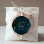 Blauwgroen Blue Gold Agate Script Wedding Ronde Sticker<br><div class="desc">Deze elegante sticker is voorzien van een blauwgroen blauw waterverf agaat geode ontwerp getrimd met faux gold glitter. Pas de goudkleurige tekst eenvoudig aan,  met de namen van de bruid en bruidegom in handschriftkalligrafie over een groot ampersand en de trouwdatum hieronder.</div>