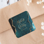 Blauwgroen Blue Gold Agate Script Wedding Vierkante Sticker<br><div class="desc">Deze elegante sticker is voorzien van een blauwgroen blauw waterverf agaat geode ontwerp getrimd met faux gold glitter. Pas de goudkleurige tekst eenvoudig aan,  met de namen van de bruid en bruidegom in handschriftkalligrafie over een groot ampersand en de trouwdatum hieronder.</div>
