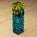 BLAUWGROEN BLUE RIBBON, ZWARTE GOLD ART NOUVEAU DA WIJN<br><div class="desc">Elegant goudgeel, turquoise, aqua blue gift box met levendige 3D topaz aquamarine edelstenen, klassiek, uniek Art Nouveau damask, gemakkelijk aanpasbaar met jouw tekst voor trouwwijn, nuptiaal geschenk, zoet 16, baby showers, vrijgezellenfeesten, quinceanera verjaardagsfeestjes, Bat Mitzvah, romantische verlovingen douches, Kerstmis, vakantie, feestdagen, kantoor, familiebonden , de dag van het nieuwe jaar...</div>
