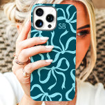 Blauwgroen boegmonogram iPhone 16 pro max hoesje<br><div class="desc">Kleed je telefoon in stijl aan met deze chique en trendy blauwgroen telefoonhoes! Met een speels patroon van handgetekende bogen en gepersonaliseerd met uw monogram, is dit hoesje de perfecte mix van mode en functie. Gemaakt van duurzame materialen om uw telefoon te beschermen tegen alledaagse stoten en krassen. Een geweldig...</div>