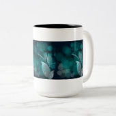 Blauwgroen bokeh bladeren tweekleurige koffiemok (Voorkant rechts)