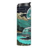 Blauwgroen  camper in de bergen Retro Thermosbeker (Gedraaid links)