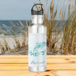 Blauwgroen dolfijn op maat waterfles<br><div class="desc">Houd een koele verfrissende drink water bij u met een Blauwgroen Dolphin Persoonlijk Water Fles. Het ontwerp van een waterflesje bevat een levendige metalen dolfijn tegen een gedempte, gekleurde, elegante scrolls met een gebied dat zich aan de jouw naam aanpast. Extra cadeauobjecten die bij dit ontwerp beschikbaar zijn en een...</div>