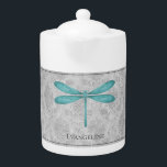 Blauwgroen Dragonfly Damask Theepot<br><div class="desc">Geniet van je thee met een Blauwgroen Dragonfly Damask gepersonaliseerde theepot. Theepot ontwerp beschikt over een kleurrijke libel tegen een elegant  grijs damast patroon. Extra geschenkartikelen beschikbaar met dit ontwerp en een verscheidenheid aan kleuren.</div>