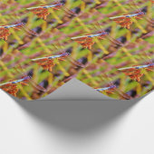 Blauwgroen dragonvlieg op rand cadeaupapier (Hoek)