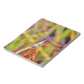 Blauwgroen dragonvlieg op rand notitieblok (Linkerzijde)