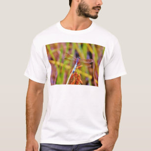 Blauwgroen dragonvlieg op rand t-shirt