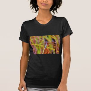 Blauwgroen dragonvlieg op rand t-shirt