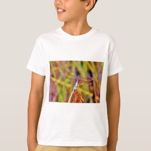 Blauwgroen dragonvlieg op rand t-shirt