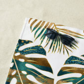 Blauwgroen en gouden gepatterde tropische bladeren strandlaken (In situ)