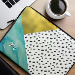 Blauwgroen en goudgemengde media laptop sleeve<br><div class="desc">Gun monogrammed-ontwerp met een koel patroon van zwarte en witte stippen met blauwgroen en goudaccenten.</div>