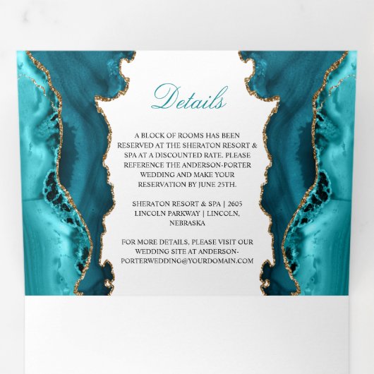 Blauwgroen en goudgeweer op witte bruiloft drieluik uitnodiging (Binnenzijde eerst)