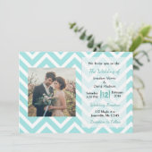Blauwgroen en Witte Chevron Foto Wedding Invitatio Kaart (Staand voorkant)