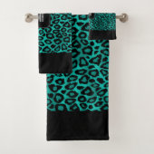 Blauwgroen en zwart luipatroon met monogram bad handdoek (Insitu)