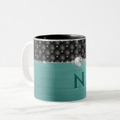 Blauwgroen Faux Metal Glam Upholstery en Monogram Tweekleurige Koffiemok (Voorkant links)