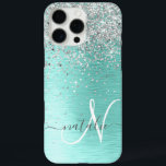 Blauwgroen geborsteld metaal Silver Glitter Monogr iPhone 16 Pro Max Hoesje<br><div class="desc">Pas dit trendy chassis voor telefoongesprekken eenvoudig aan met  zilveren mousserend glitter op een blauwgroen geborstelde metalen achtergrond.</div>