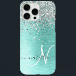 Blauwgroen geborsteld metaal Silver Glitter Monogr iPhone 16 Pro Max Hoesje<br><div class="desc">Pas dit trendy chassis voor telefoongesprekken eenvoudig aan met  zilveren mousserend glitter op een blauwgroen geborstelde metalen achtergrond.</div>