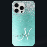 Blauwgroen geborsteld metaal Silver Glitter Monogr iPhone 15 Pro Max Hoesje<br><div class="desc">Pas dit trendy chassis voor telefoongesprekken eenvoudig aan met  zilveren mousserend glitter op een blauwgroen geborstelde metalen achtergrond.</div>