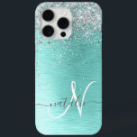 Blauwgroen geborsteld metaal Silver Glitter Monogr iPhone 15 Pro Max Hoesje<br><div class="desc">Pas dit trendy chassis voor telefoongesprekken eenvoudig aan met  zilveren mousserend glitter op een blauwgroen geborstelde metalen achtergrond.</div>