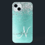 Blauwgroen geborsteld metaal Silver Glitter Monogr iPhone 15 Mini Hoesje<br><div class="desc">Pas dit trendy chassis voor telefoongesprekken eenvoudig aan met  zilveren mousserend glitter op een blauwgroen geborstelde metalen achtergrond.</div>